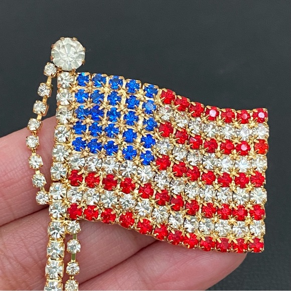 Vintage Unsigned Pave Crystal Rhinestone Patriotic US Flag Pole 3” Brooch 17.5g - Picture 7 of 9